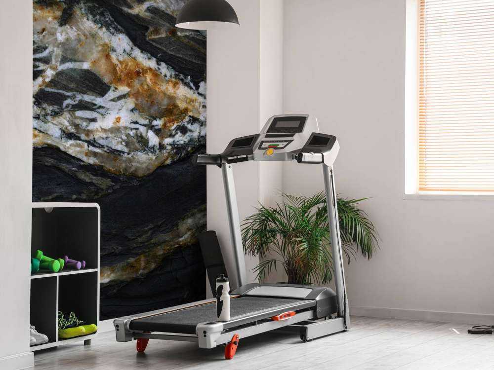 Sort marmor med relief