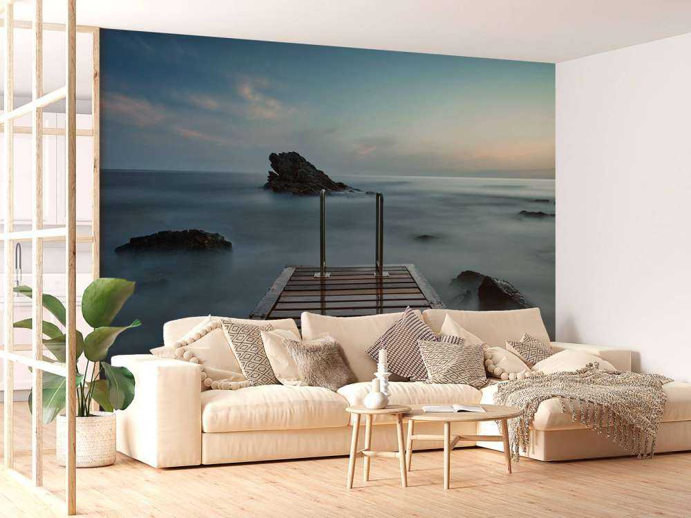 Træbrygge på kysten