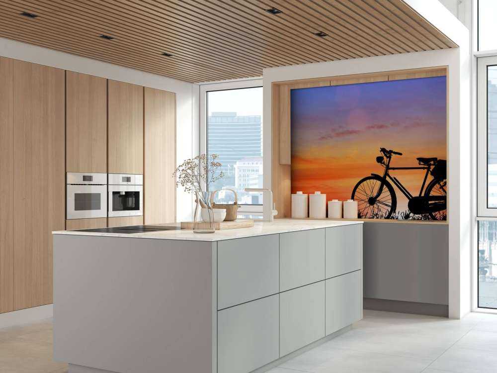 Vintagecykel ved solnedgang