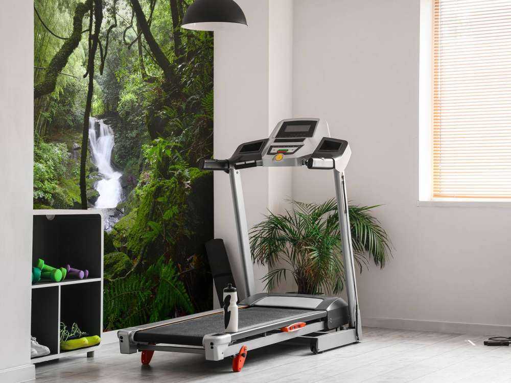 Vandfald omgivet af træer