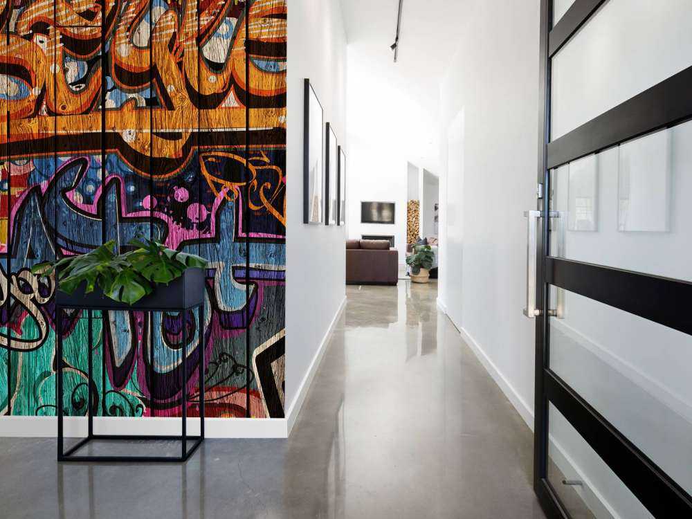 Graffiti med bogstaver på træ