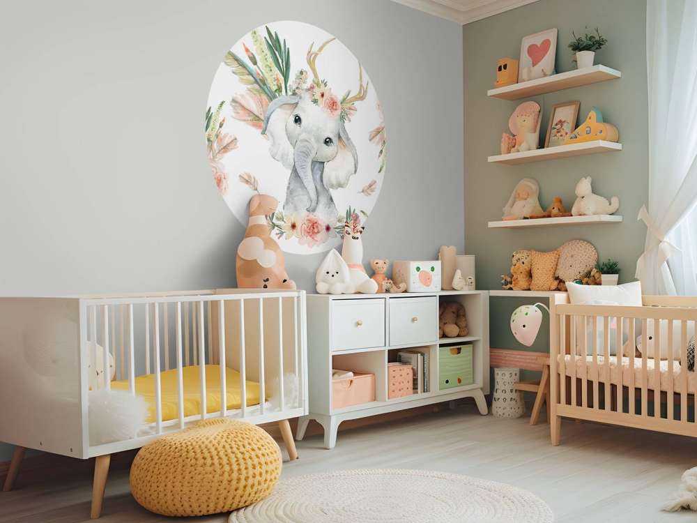 Babyelefant med lyserøde blomster