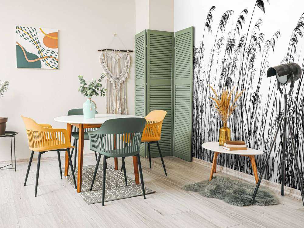 Rörflen längs vattnet i svartvitt