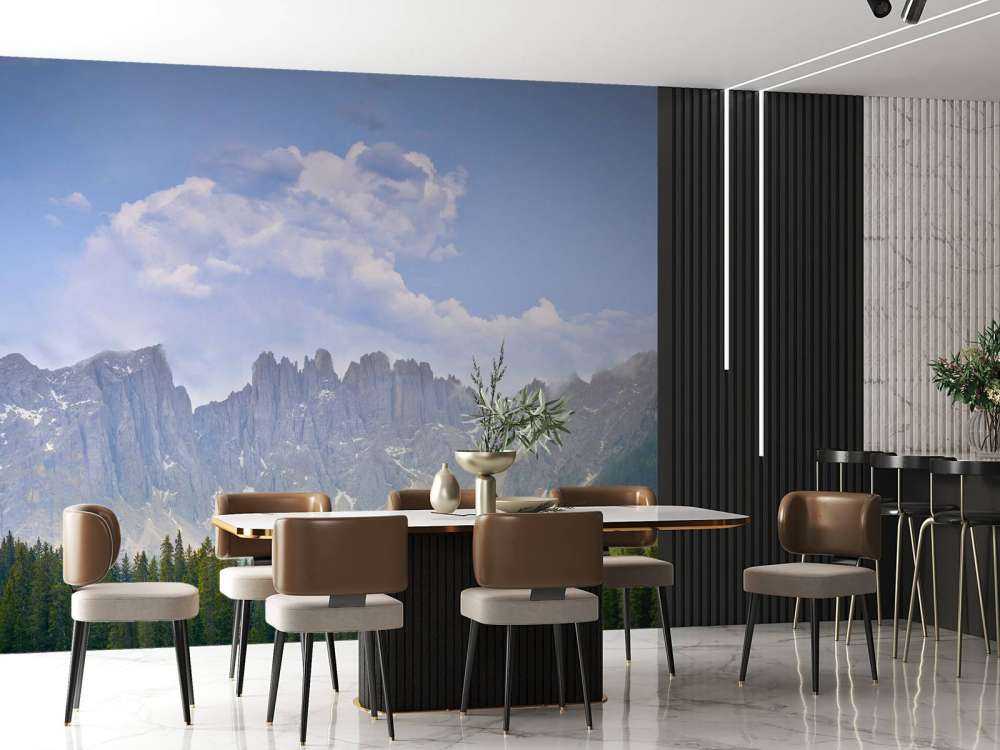 Berg med träd och moln