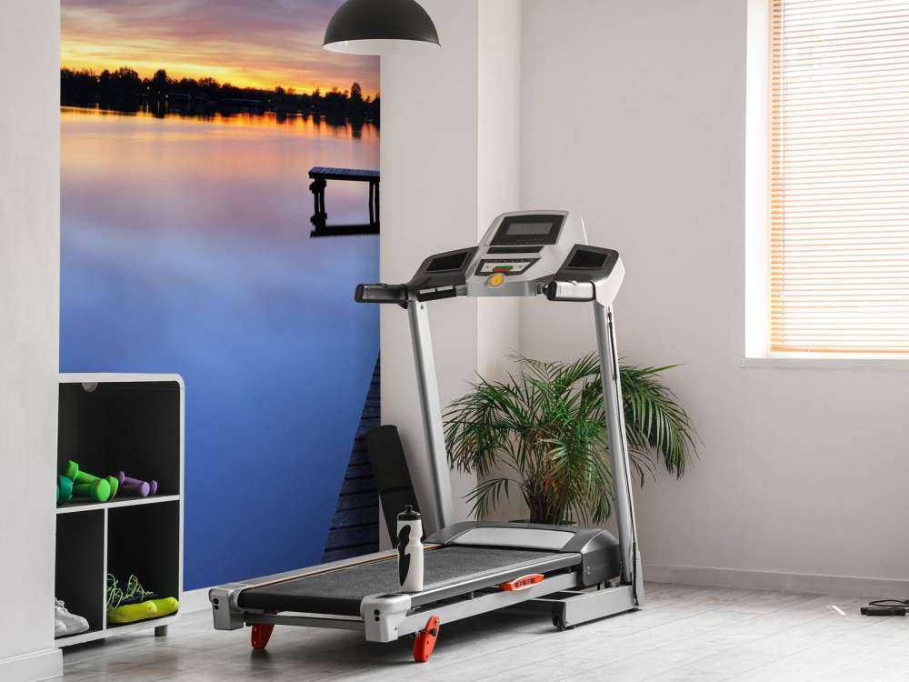 Byggnadsställning med mörkblå himmel