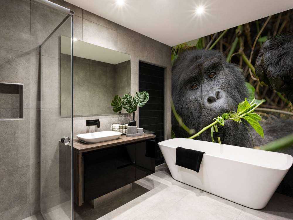 Gorilla mellan grenarna