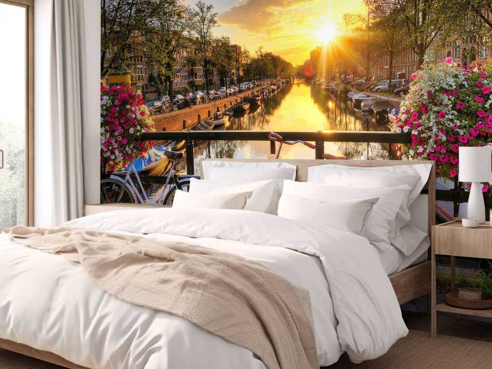 Cykla på en bro med blommor