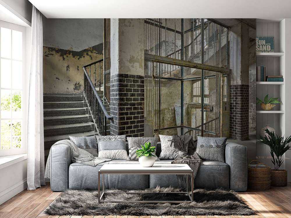 Gammalt hisschakt med trappor