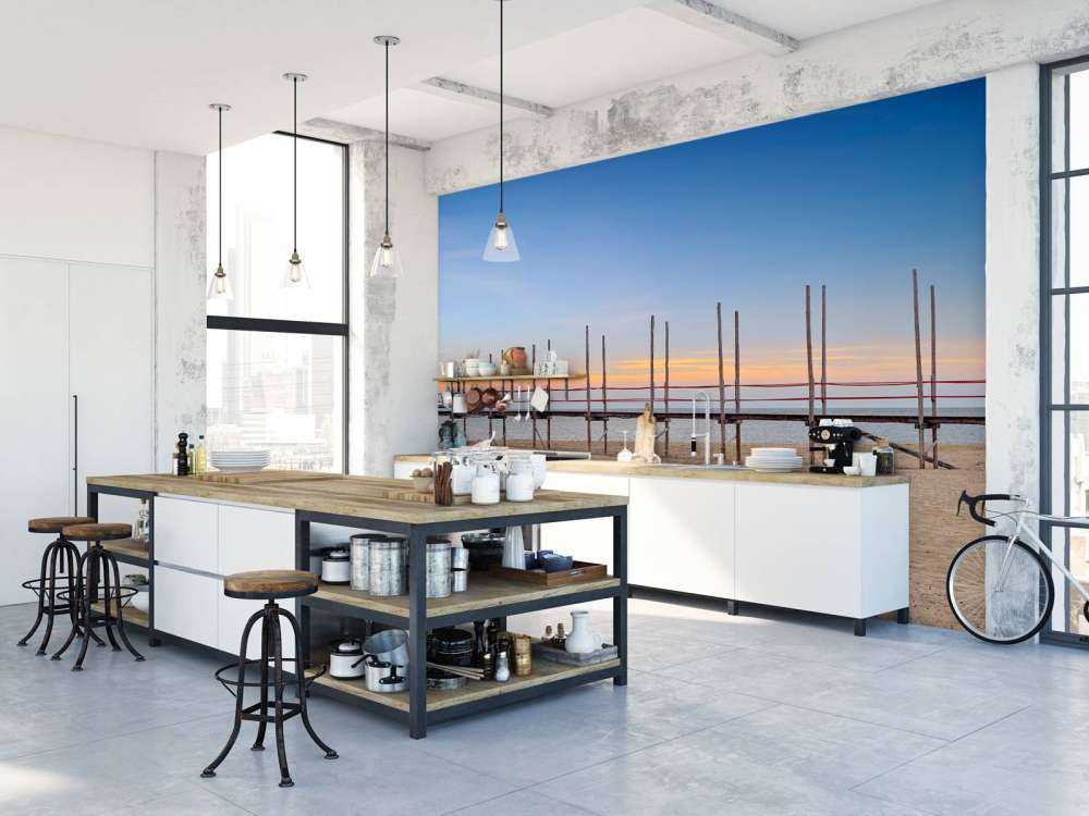 Lang brygge med trestenger