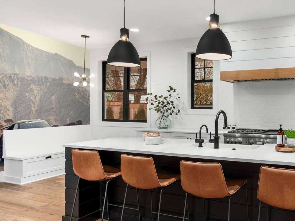 Svart superbil i ørkenen