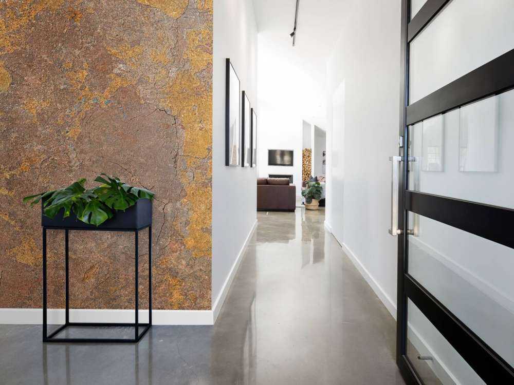 Gammel vegg med gul stdk