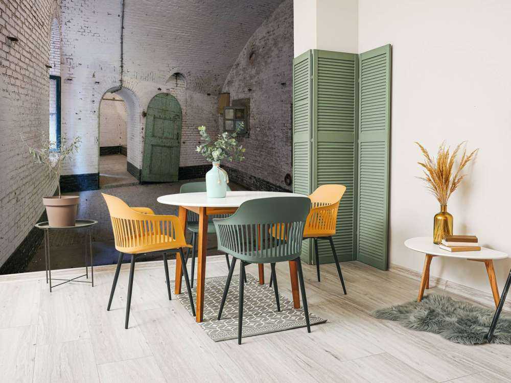 Grønn dør i gammel bygning