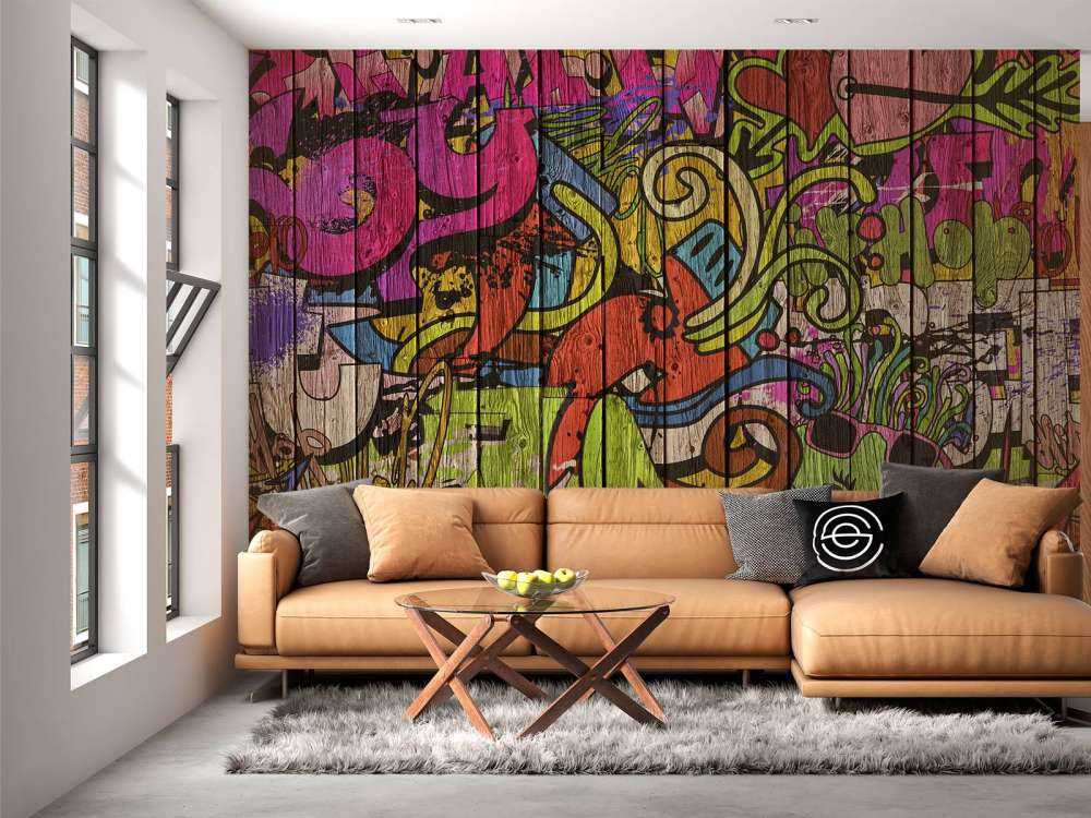 Gategrafitti på gammelt tre