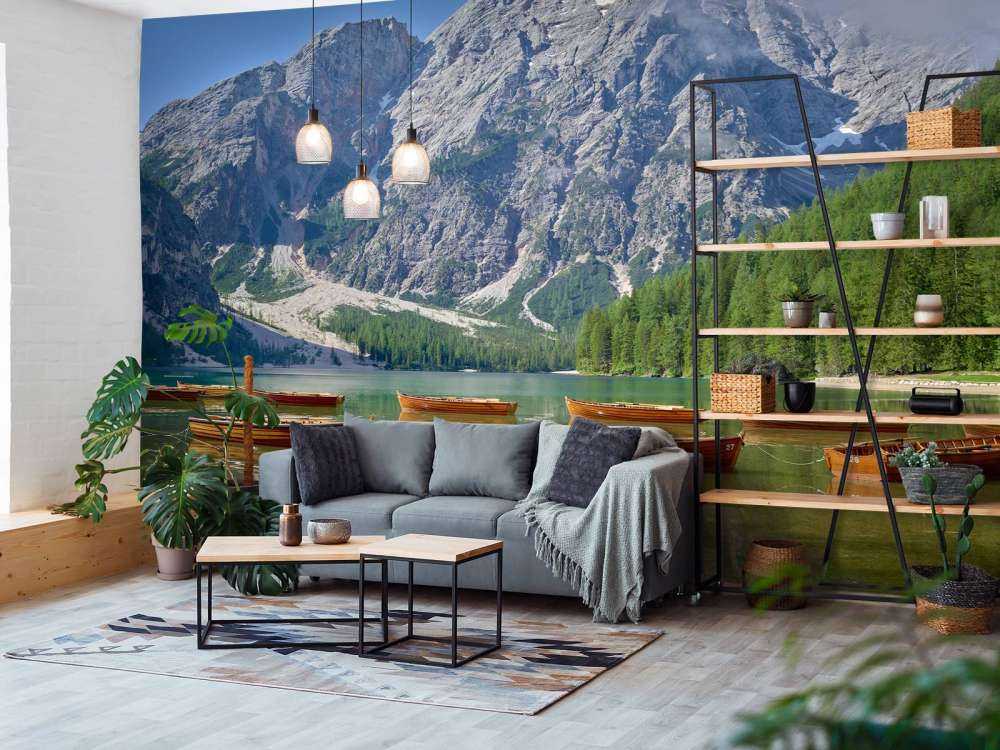 Träbåtar i en bergssjö