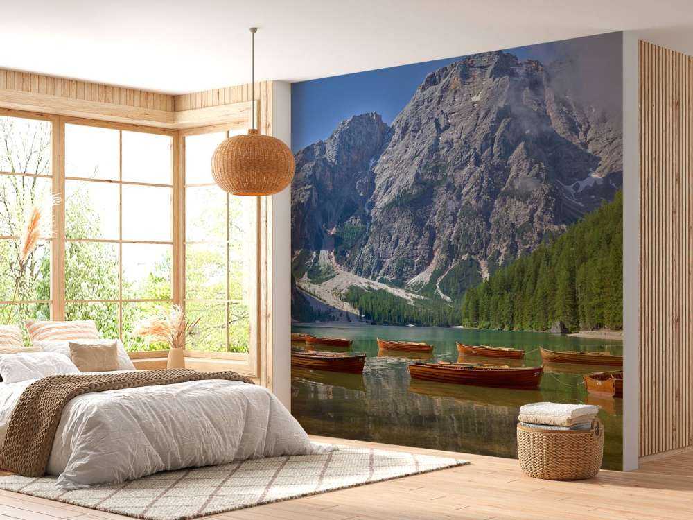 Träbåtar i en bergssjö