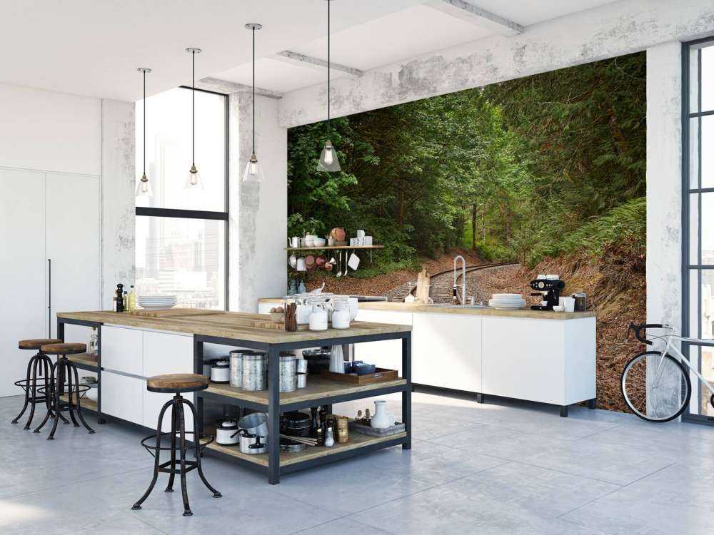 Järnvägslinje genom skogen