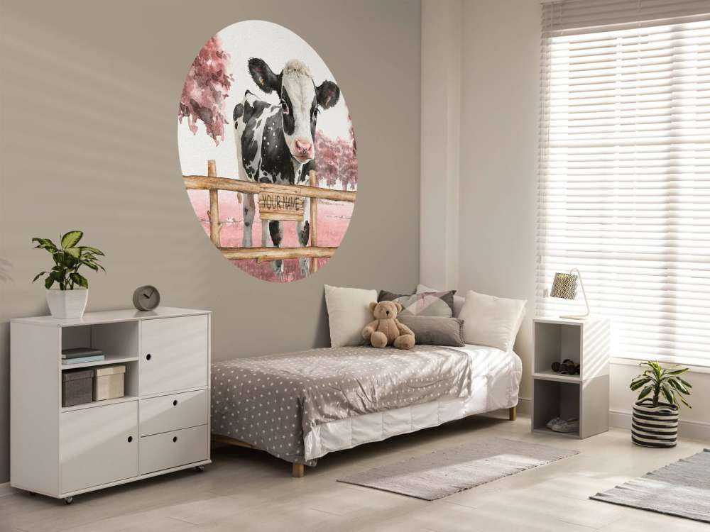 Ung ko på en äng rosa