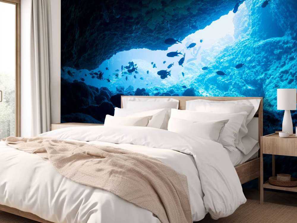 Smal grotta med fisk