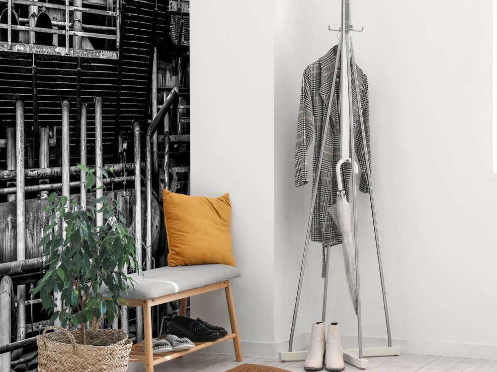 Gammal industrifabrik i svartvitt