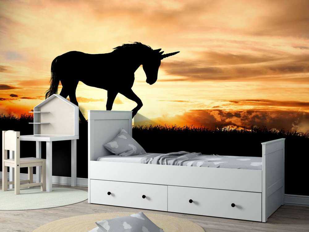 Silhuet af en enhjørning ved solnedgang