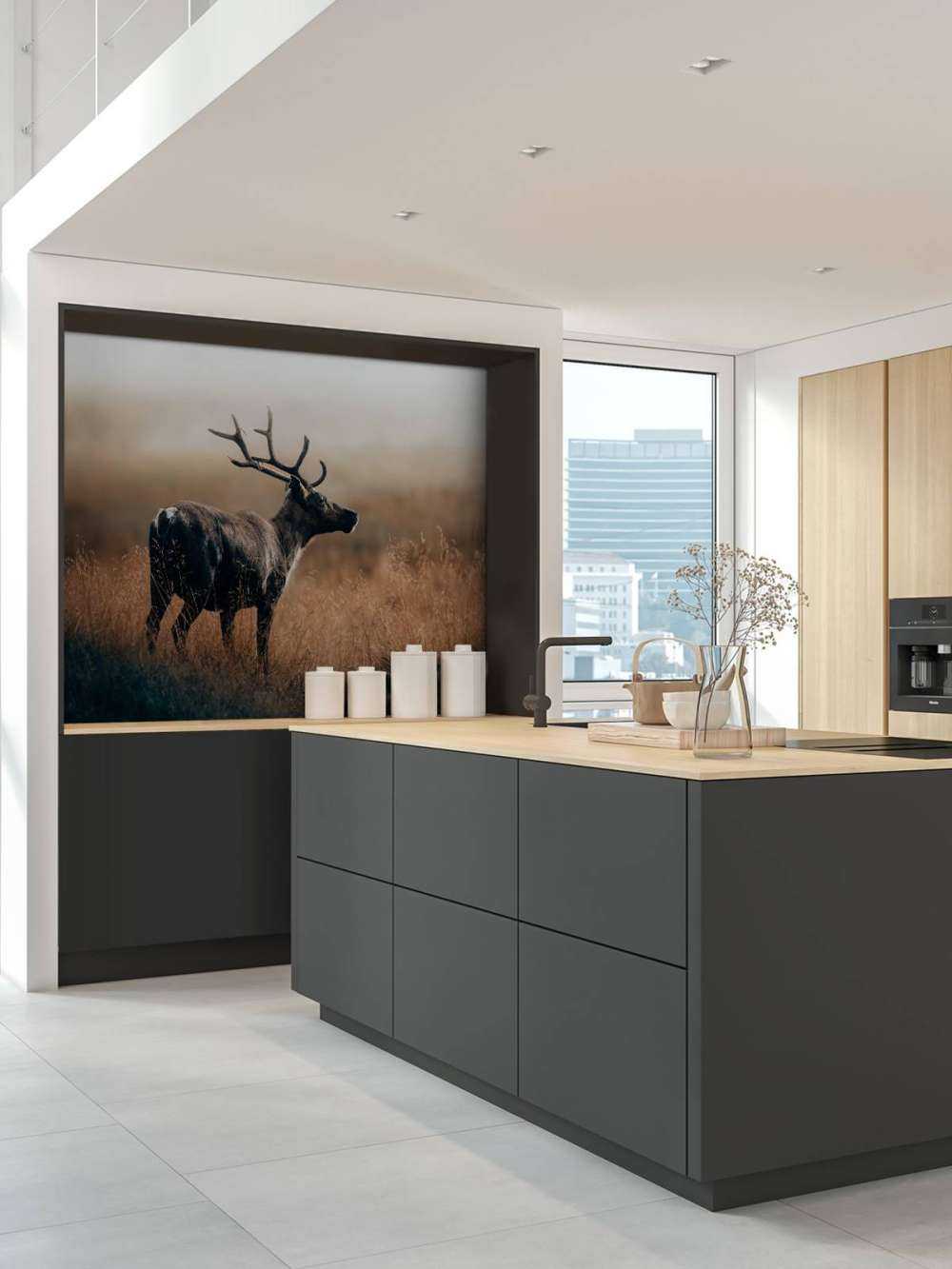 Rensdyr i det høje græs