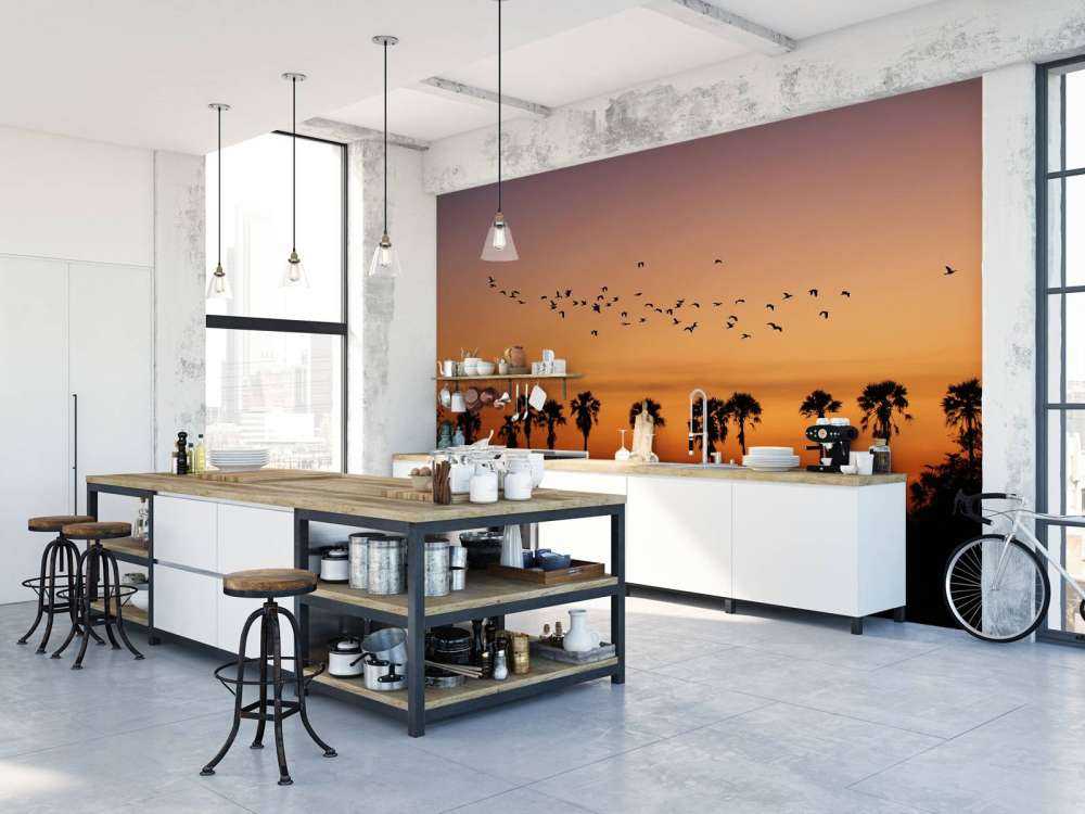 Palmetræer med en gruppe af fugle