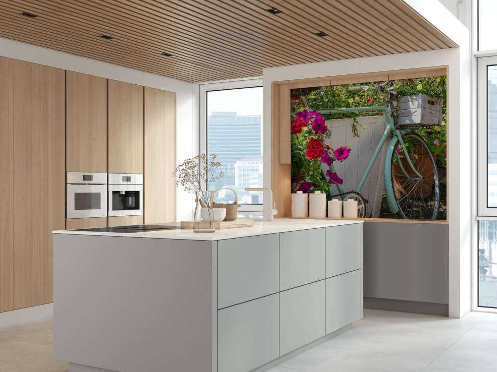 Gammel cykel med blomster