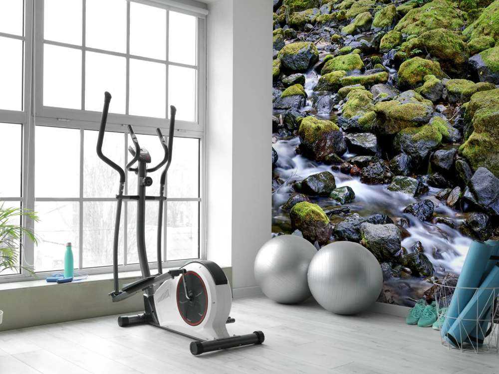 Rennende vann med steiner