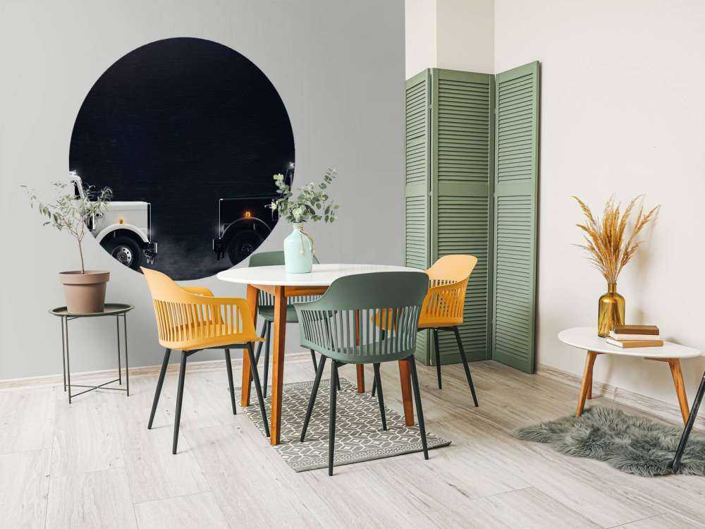 Svart og hvit lastebil