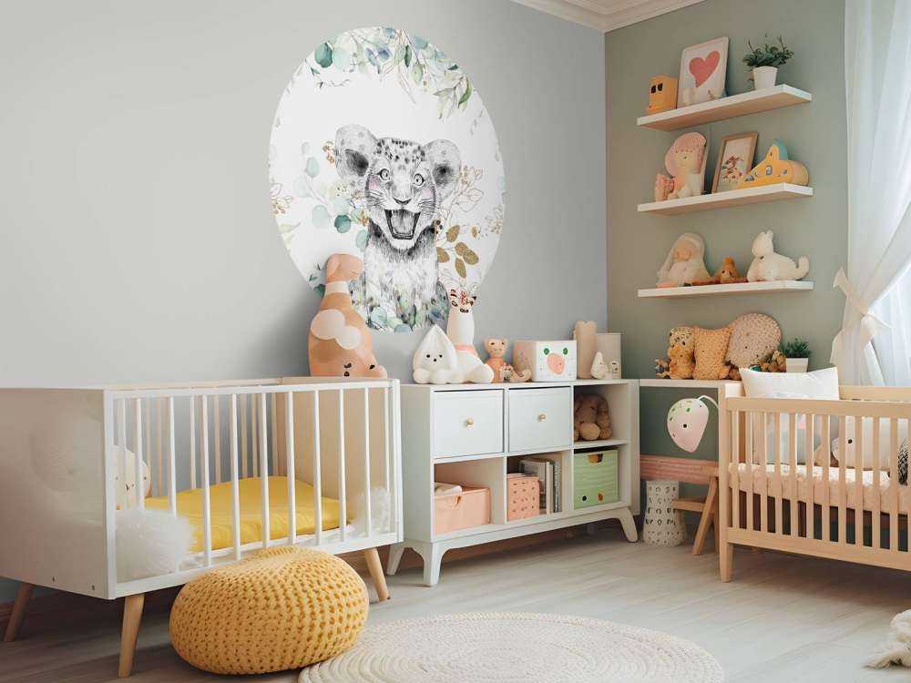 Løveunge med mynteblader