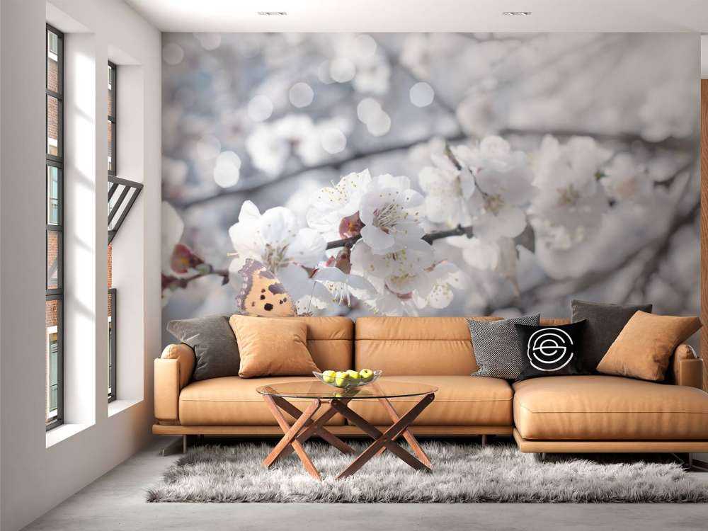 Sommerfugl med hvite blomster