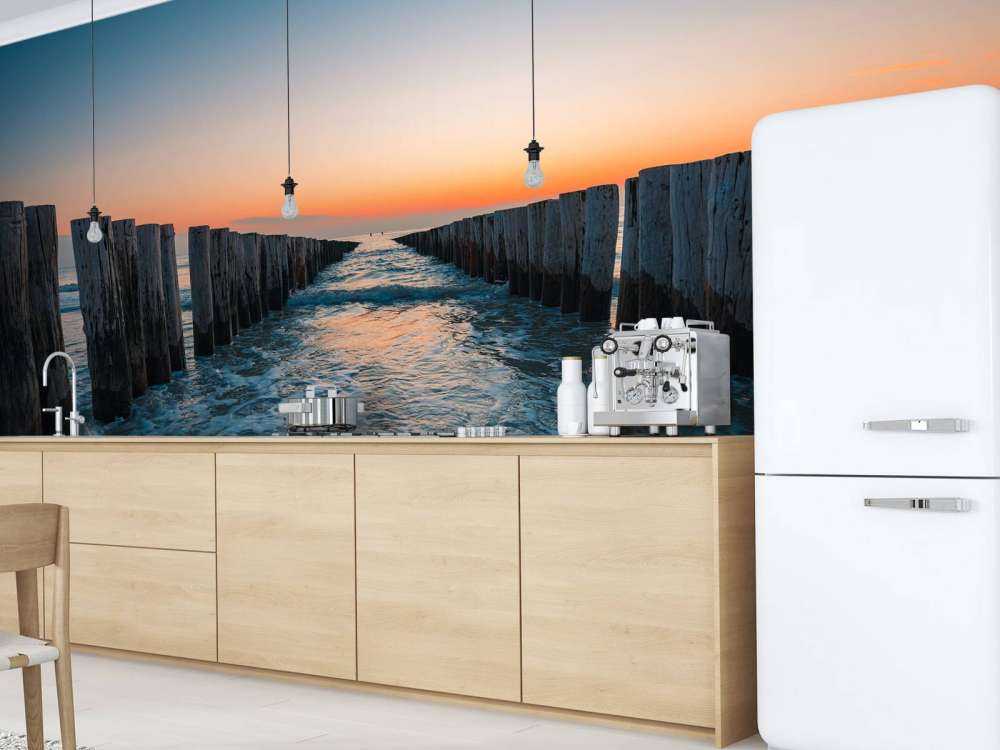 Bølgebrytere ved solnedgang