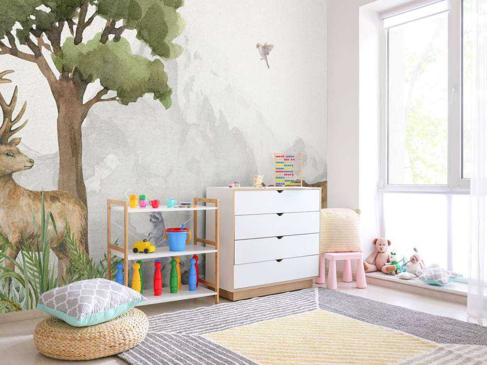 Skogsdyr nær et fjell