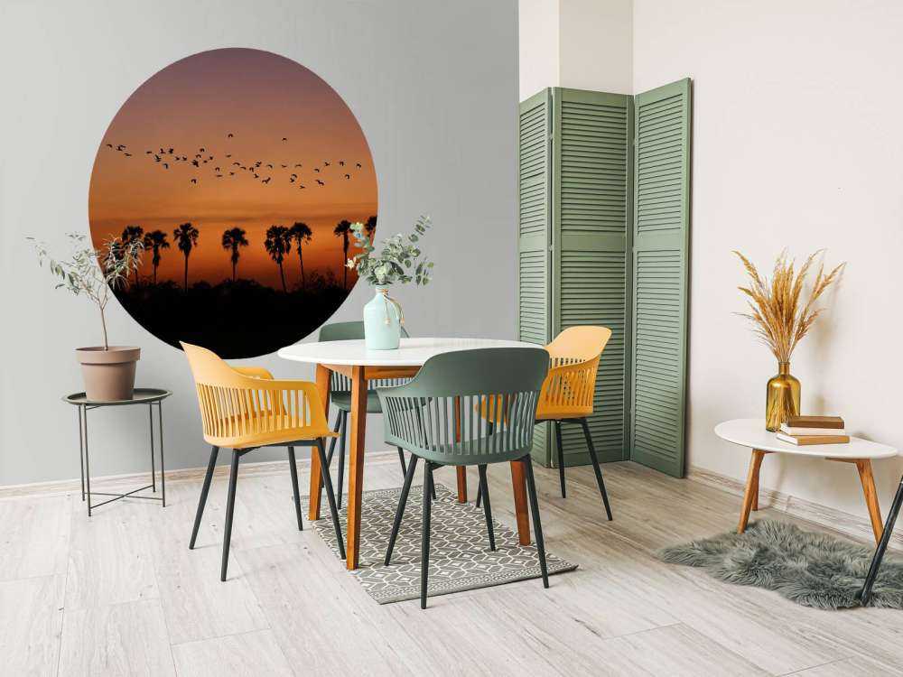 Palmer med gruppe fugler