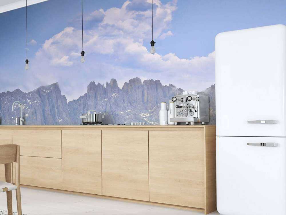 Fjell med trær og skyer