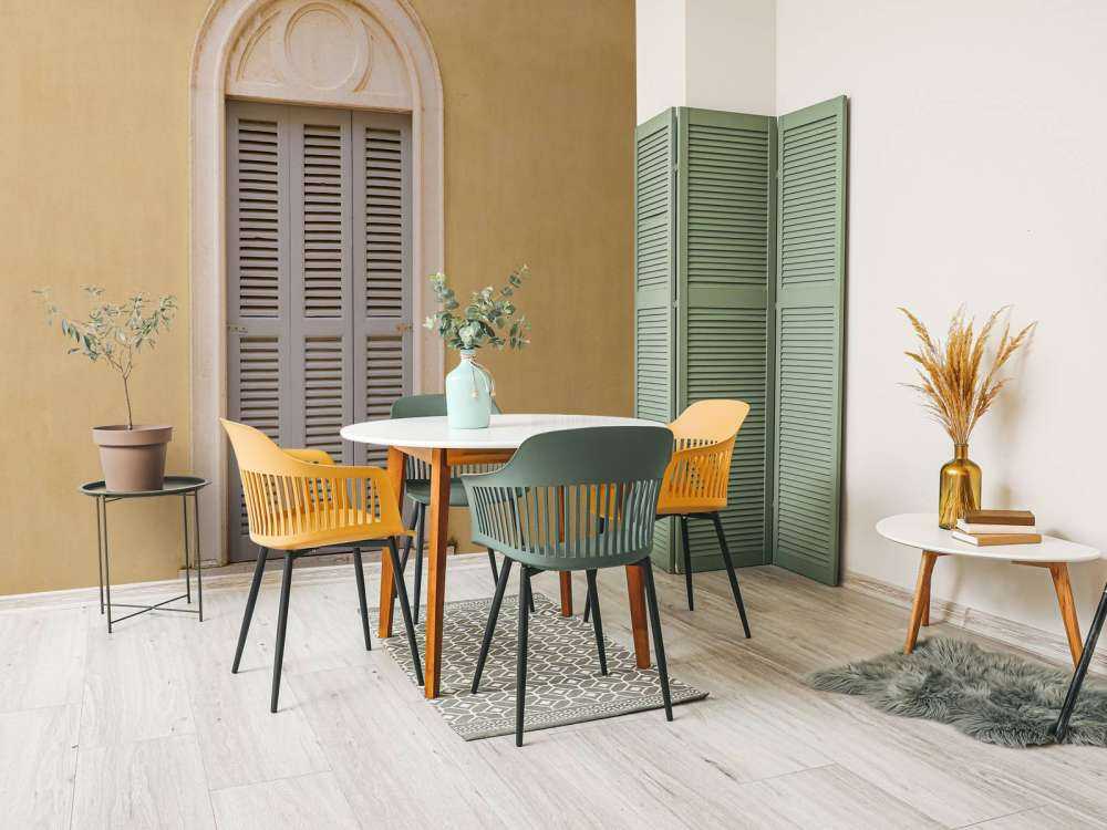 Vindu med treskodder på gul vegg