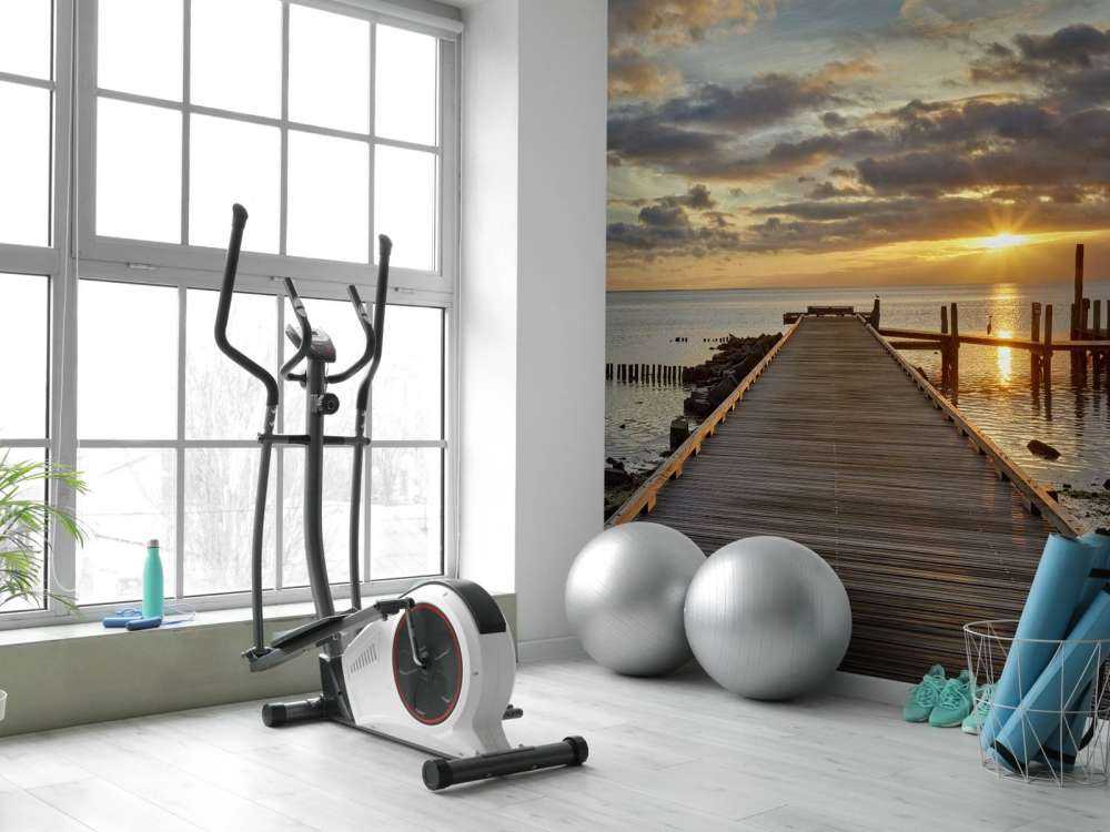 Träbrygga med soluppgång