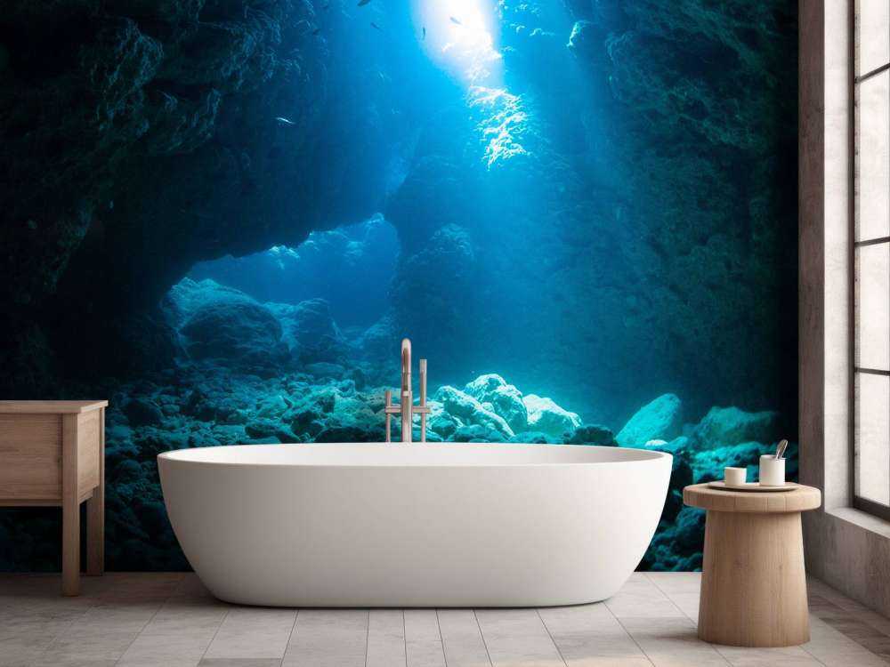 Mörk grotta i havet