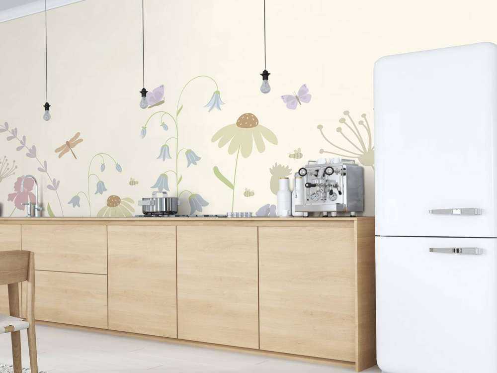 Blomsterfält högt med fjärilar beige, gammelrosa, grön och syren