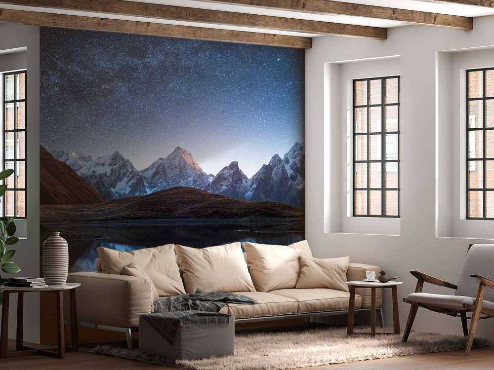 Berg med snö på natten