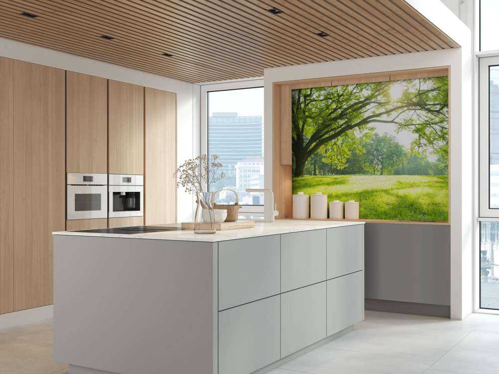 Härligt träd med grönt gräs