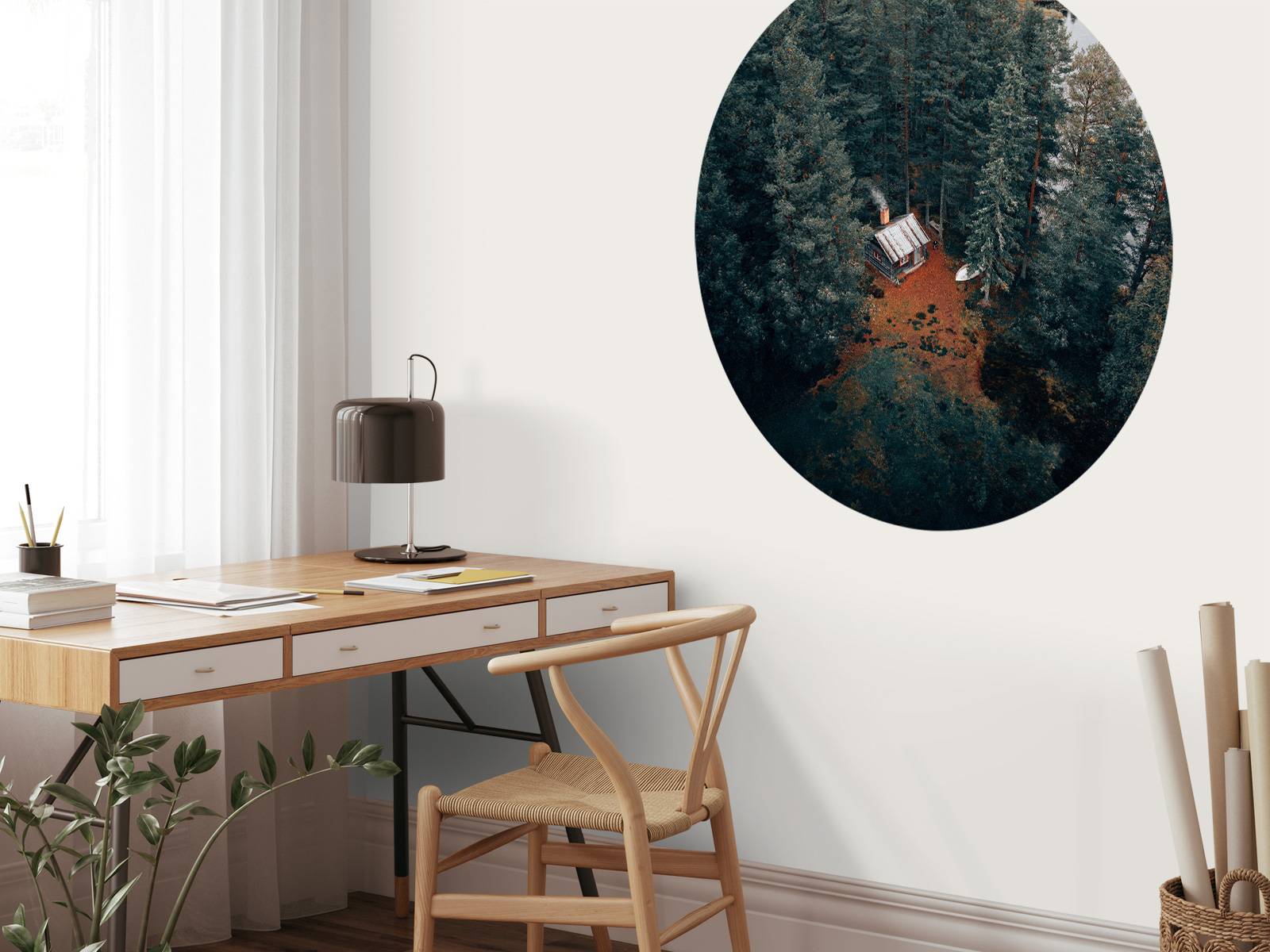 Stuga omgiven av skog och sjöar