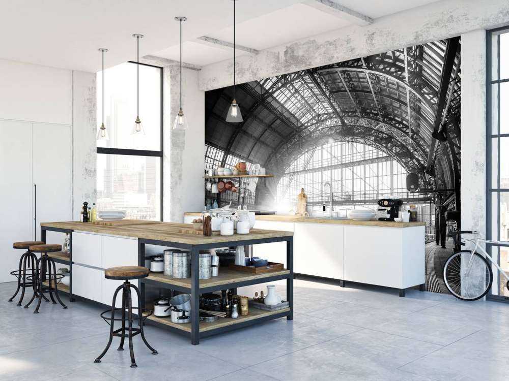 Soloppgang på en stasjon i svart-hvitt