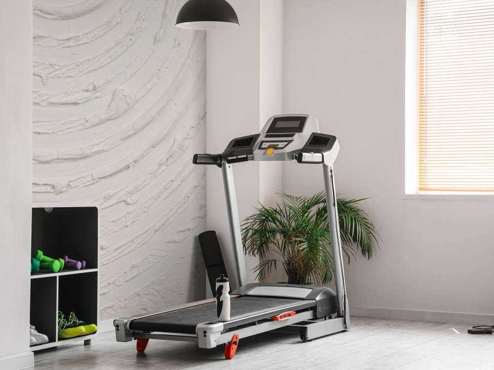 Runde former og linjer i off white