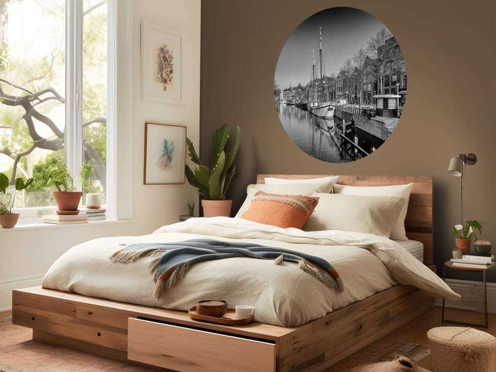 Historisch schip gelegen in de rivier de A in Groningen. In zwart wit. 