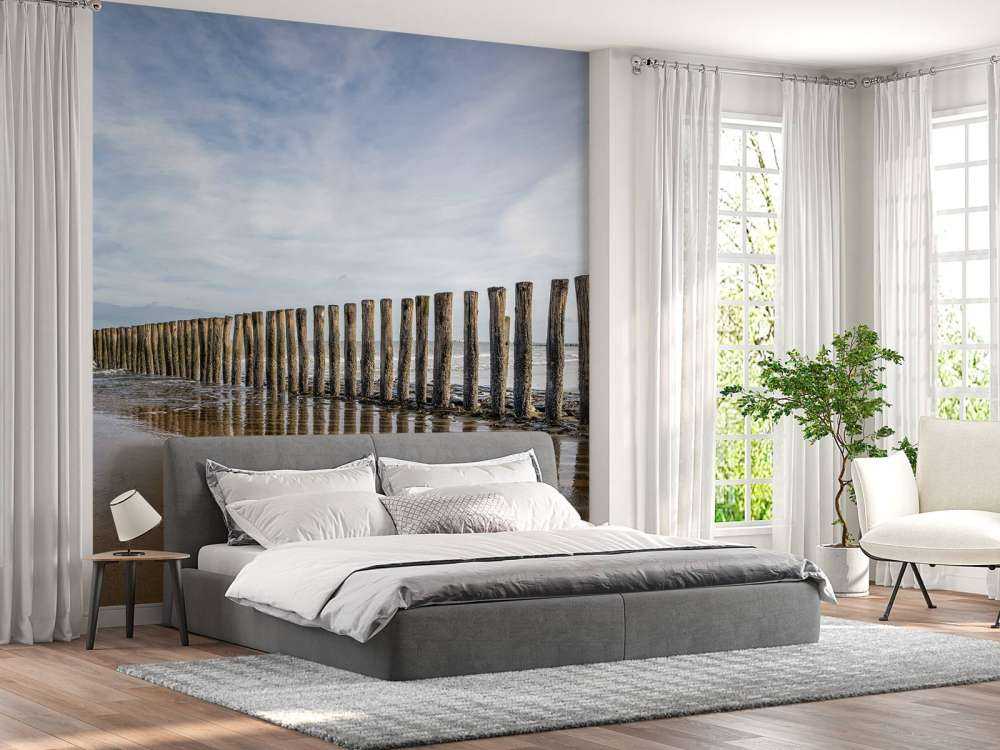 Molo av tre på kysten ved Cadzand bad