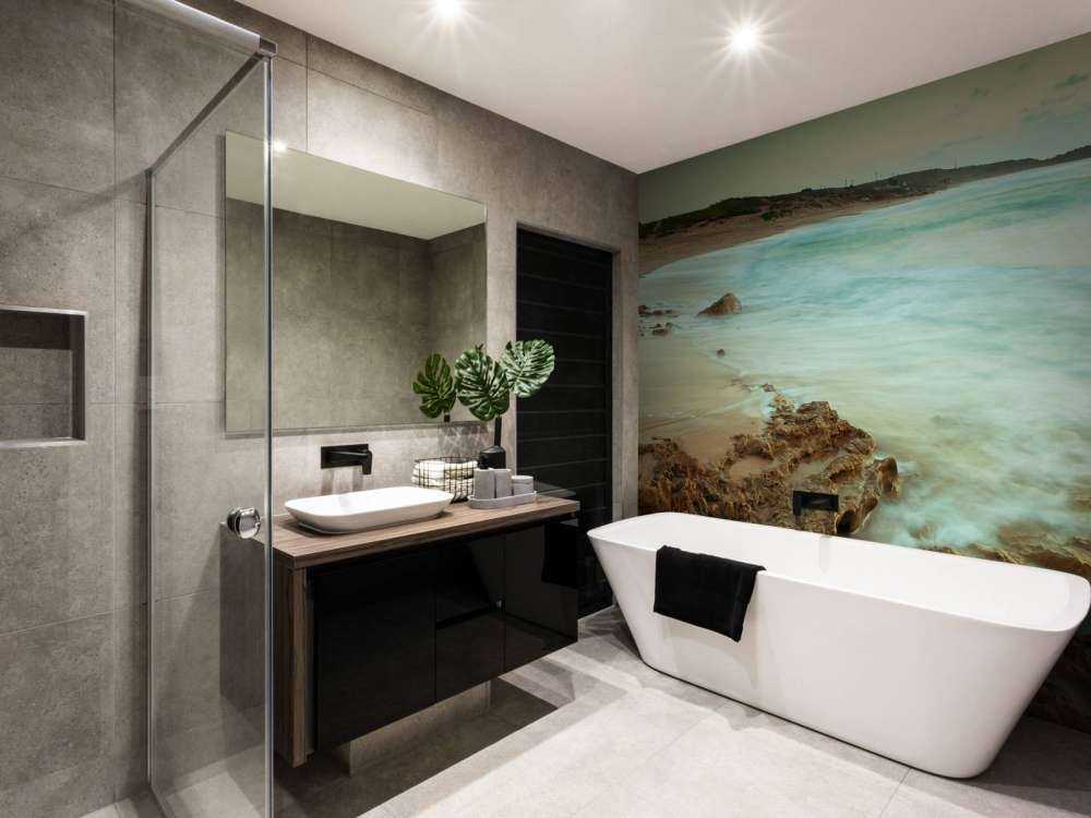 Rolig strand med steiner