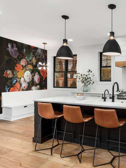 Stilleben med blomster og en klokke