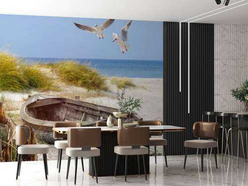 Gammel fiskebåt, måker, strand og sjø