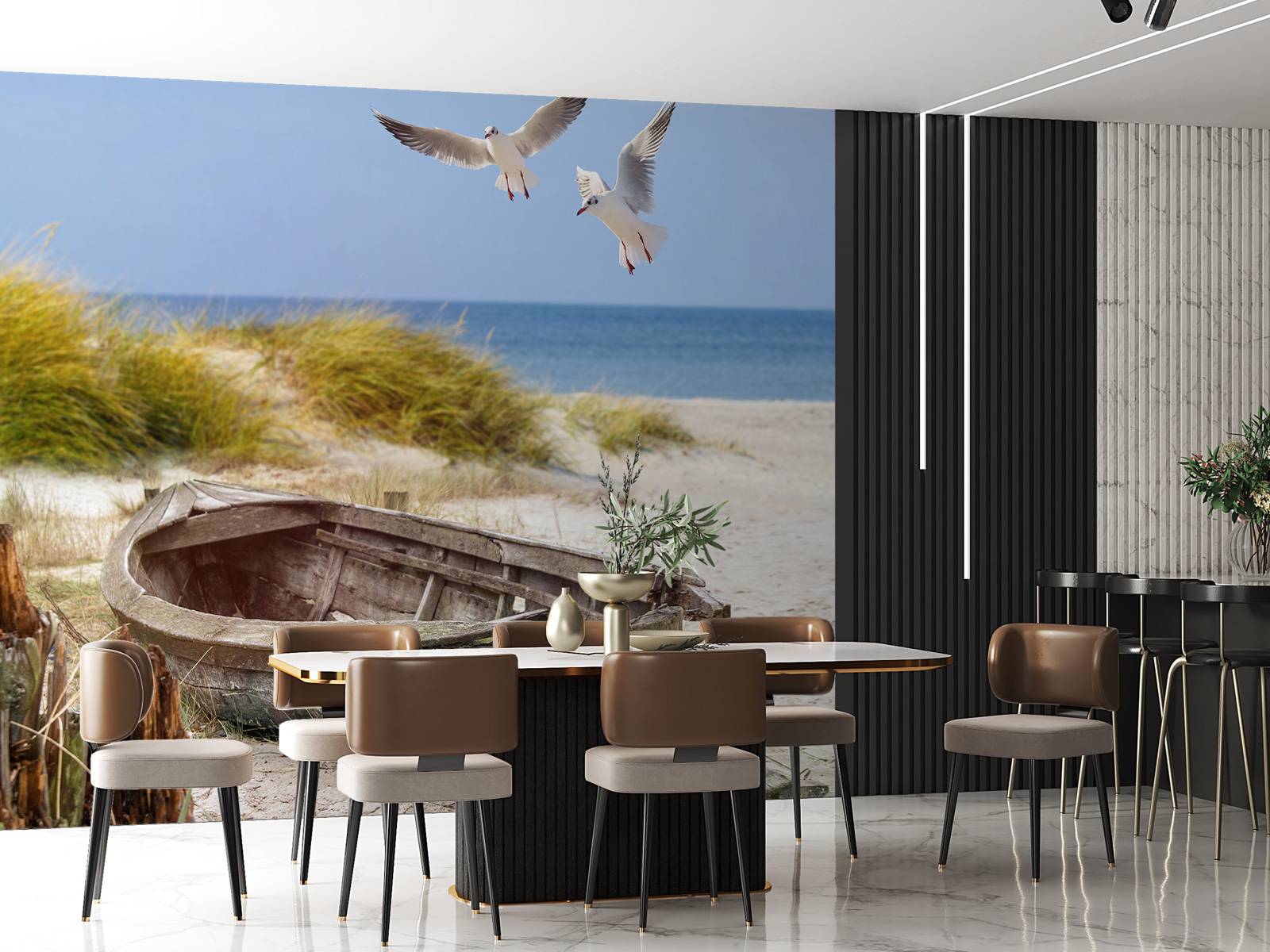 Gammel fiskebåt, måker, strand og sjø